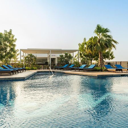 Radisson Dubai Damac Hills Hotel ภายนอก รูปภาพ