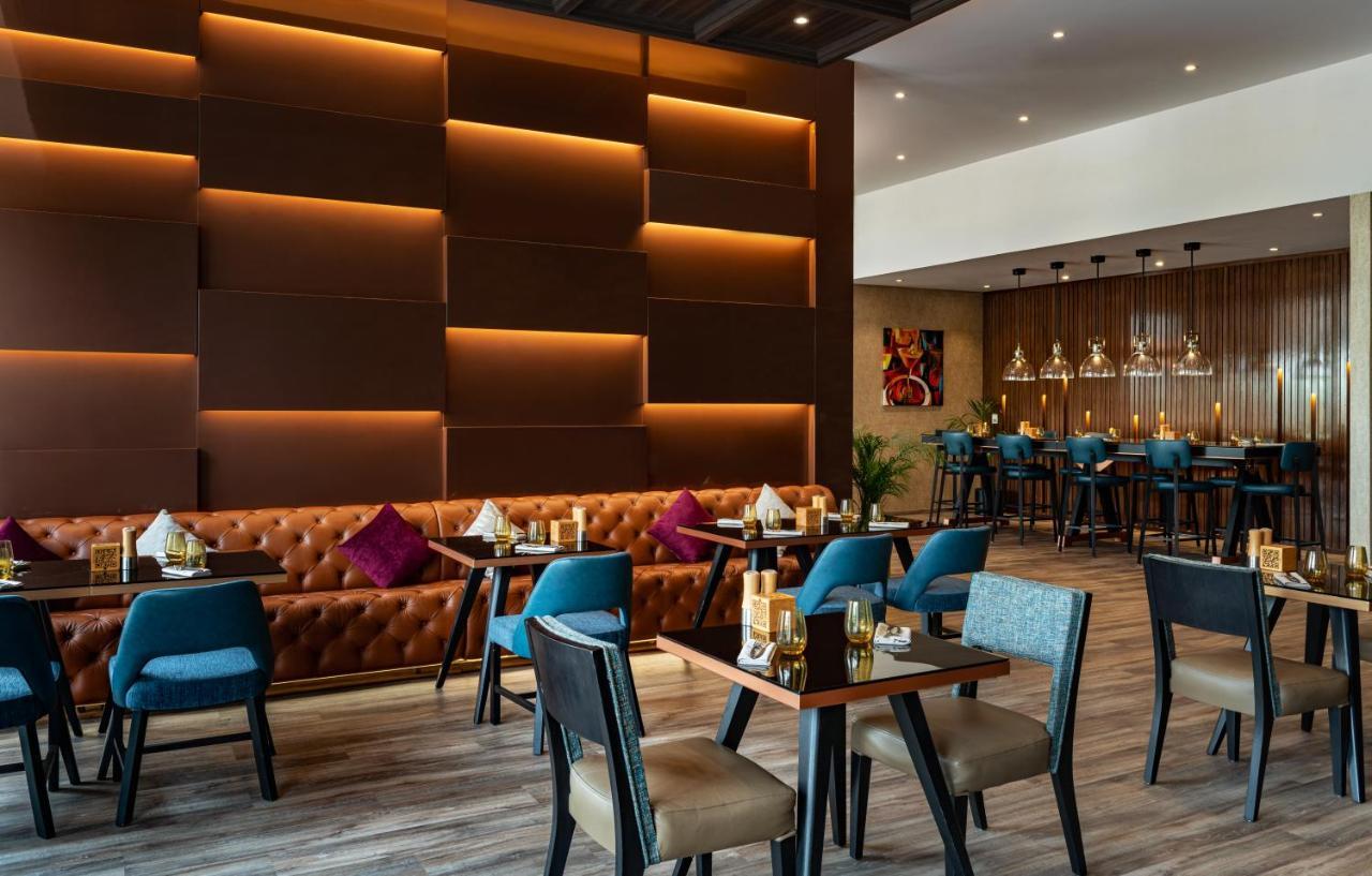 Radisson Dubai Damac Hills Hotel ภายนอก รูปภาพ