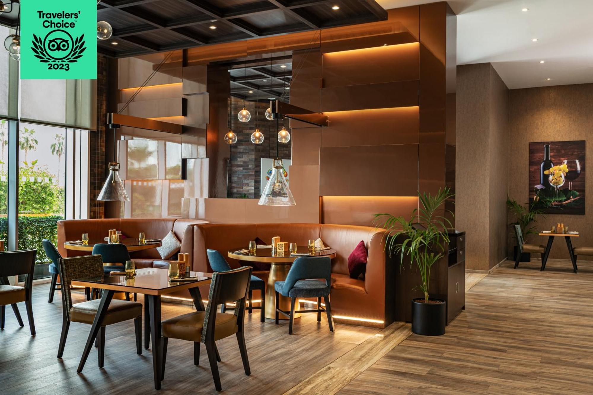 Radisson Dubai Damac Hills Hotel ภายนอก รูปภาพ