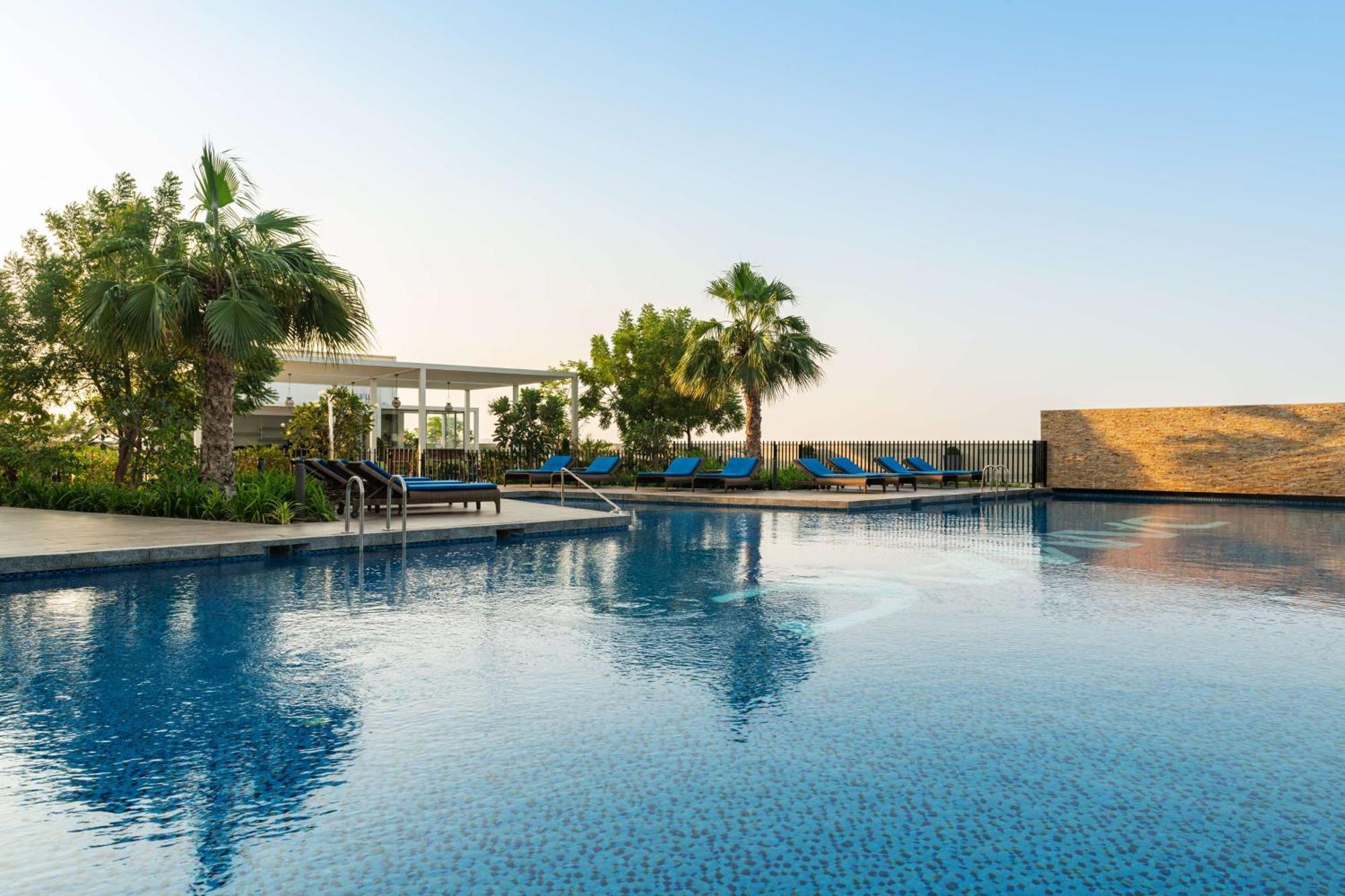 Radisson Dubai Damac Hills Hotel ภายนอก รูปภาพ