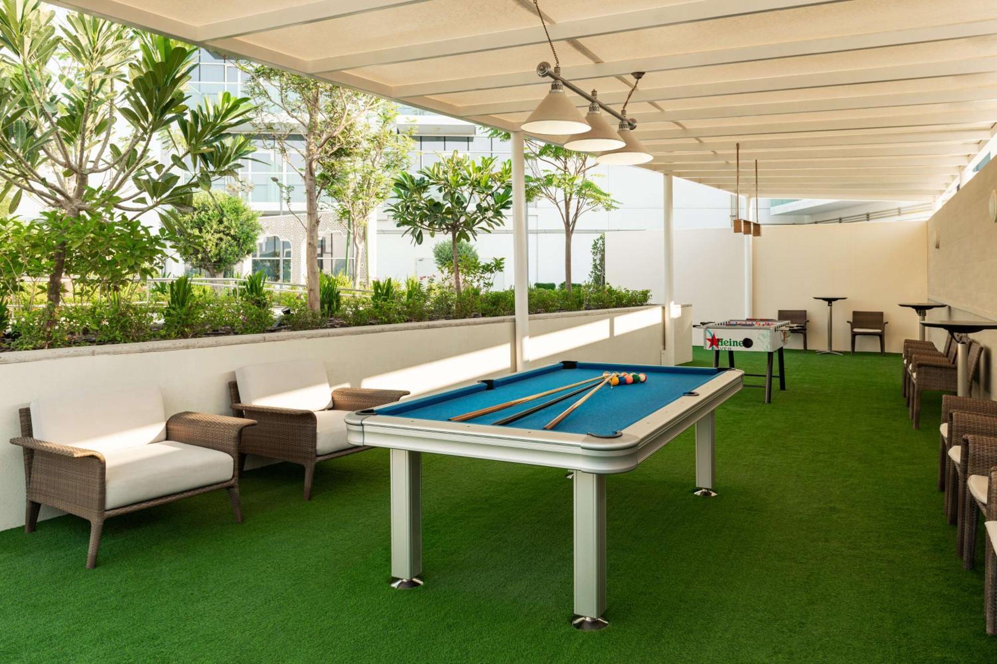 Radisson Dubai Damac Hills Hotel ภายนอก รูปภาพ
