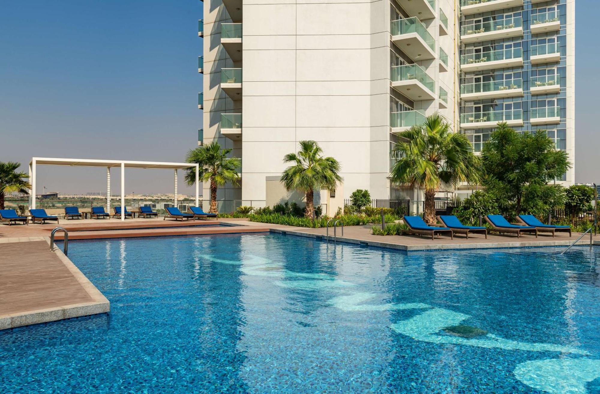 Radisson Dubai Damac Hills Hotel ภายนอก รูปภาพ