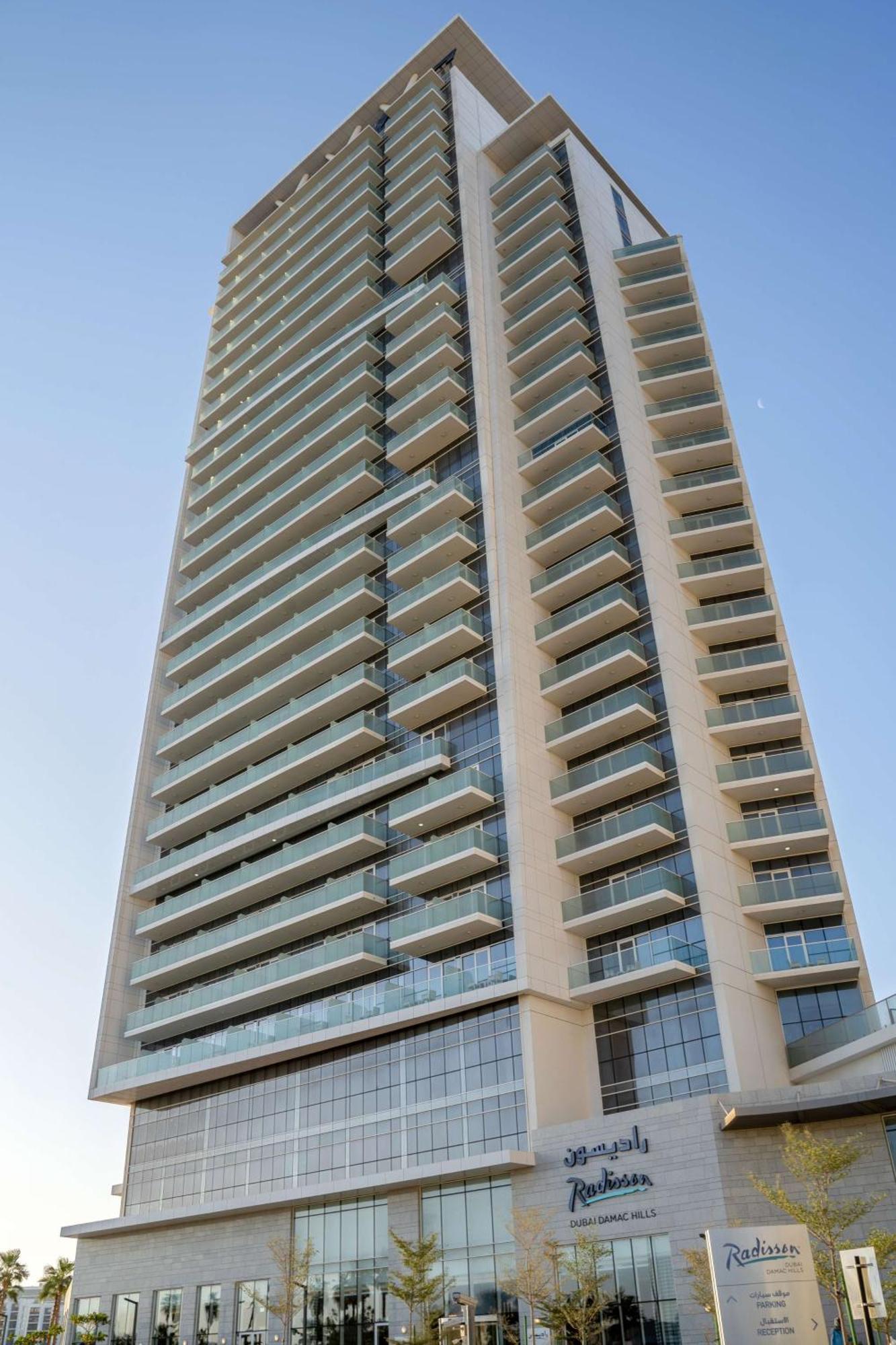 Radisson Dubai Damac Hills Hotel ภายนอก รูปภาพ