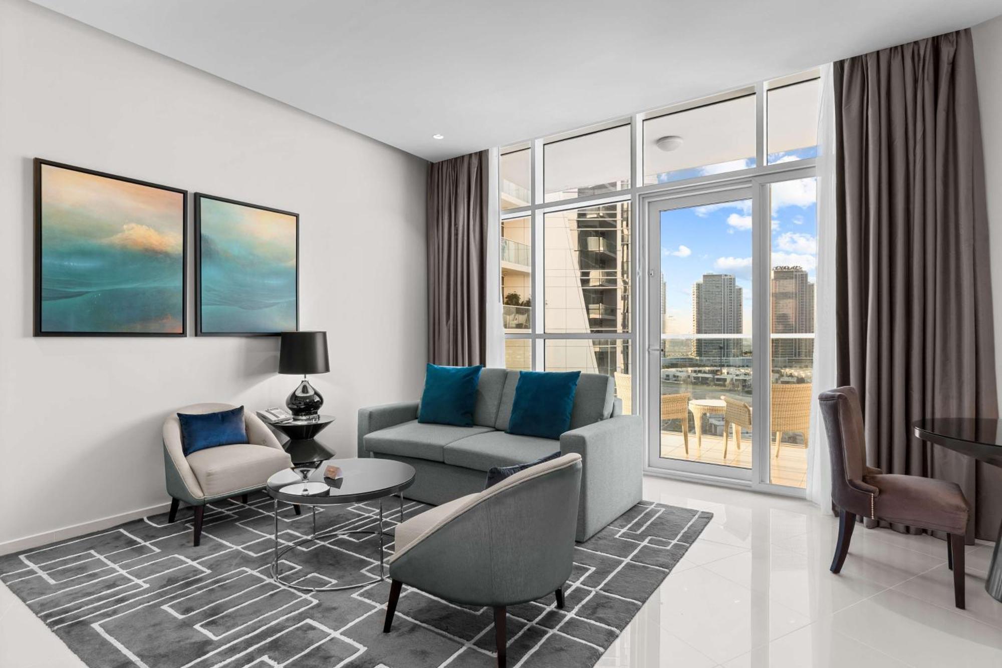 Radisson Dubai Damac Hills Hotel ภายนอก รูปภาพ