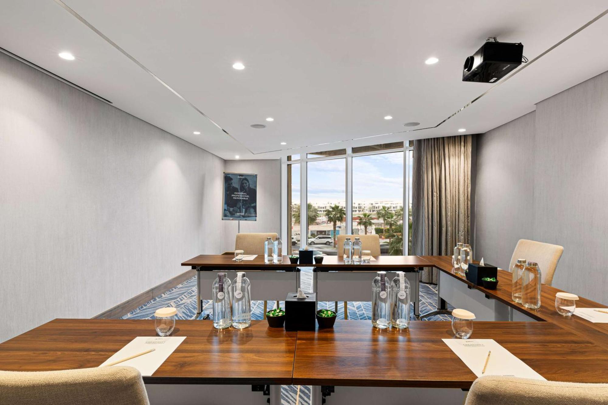 Radisson Dubai Damac Hills Hotel ภายนอก รูปภาพ