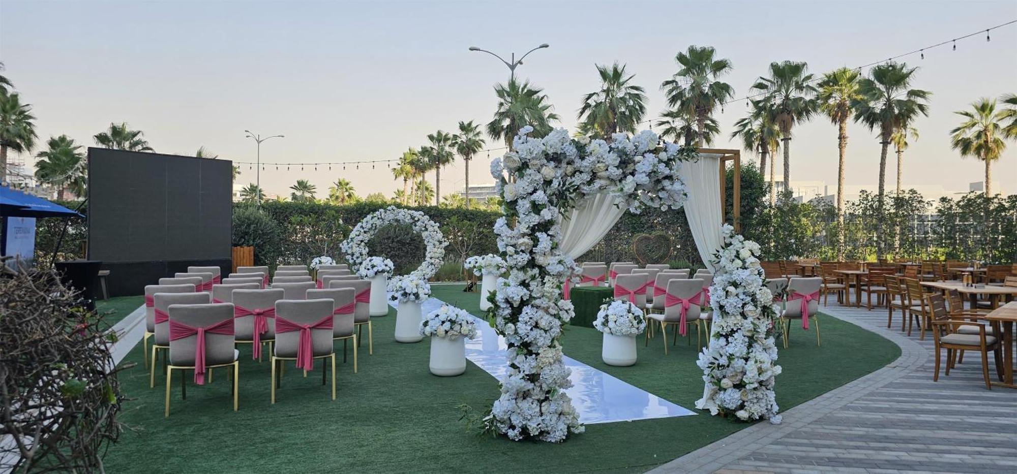 Radisson Dubai Damac Hills Hotel ภายนอก รูปภาพ