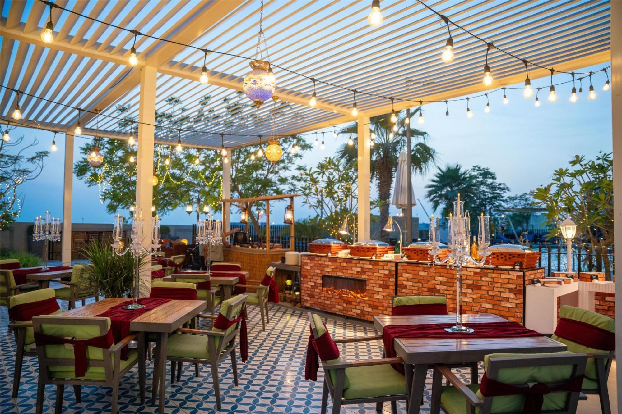 Radisson Dubai Damac Hills Hotel ภายนอก รูปภาพ